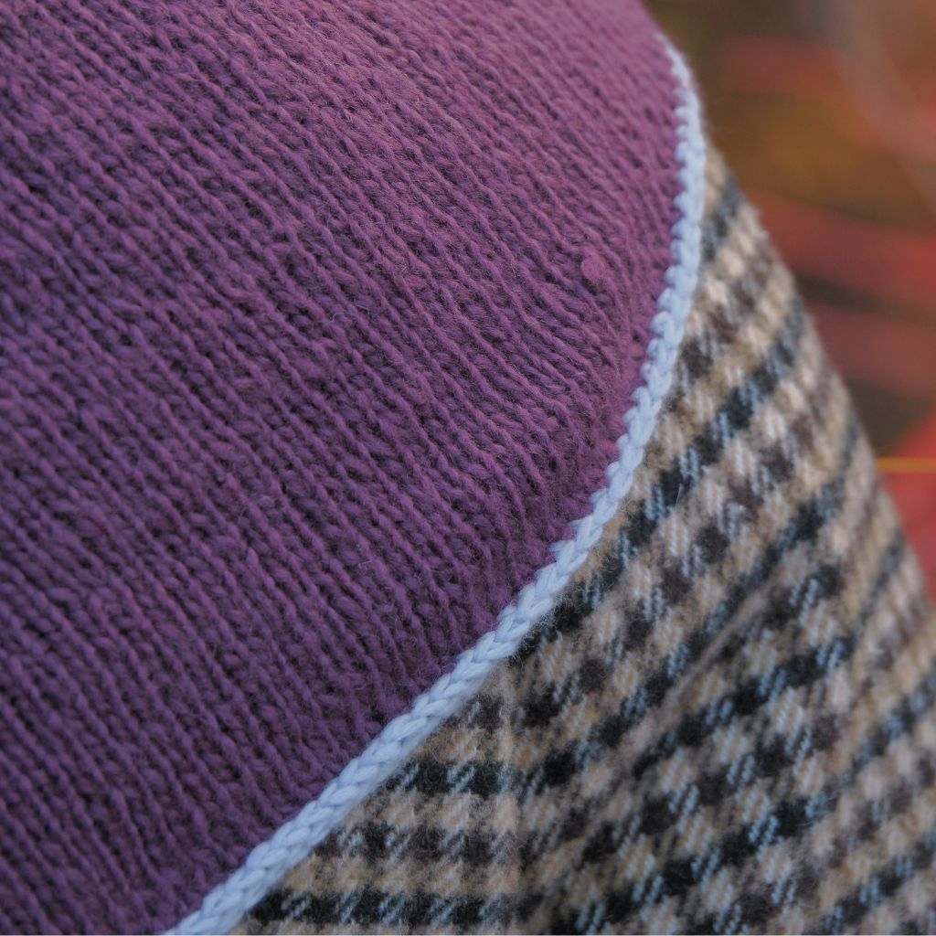 Detailaufnahme von einem I-Cord-Rand an einem gestrickten Dreieckstuch.