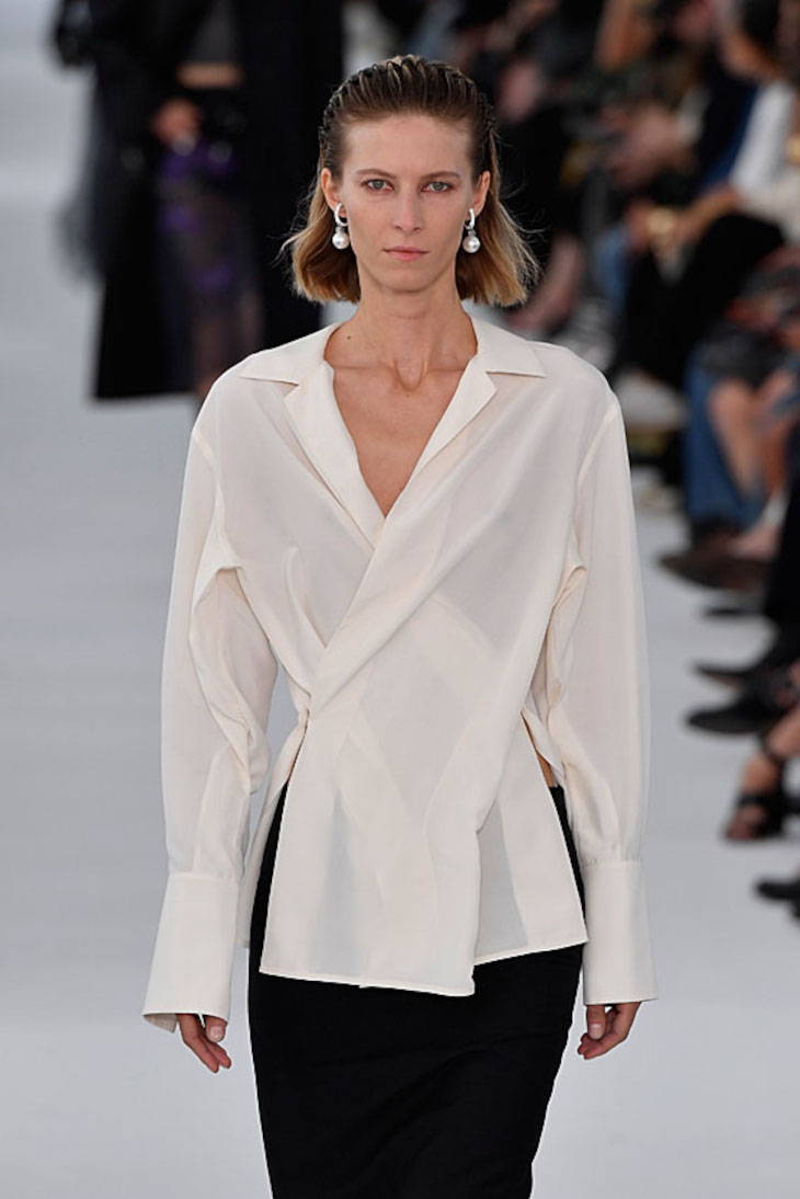 Bei Givenchy wirkt die hochwertige Bluse mit ihrem besonderen Schnitt luxuriös.
