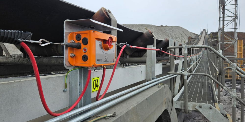 Overland conveyor with pull wire emergency stop system installed