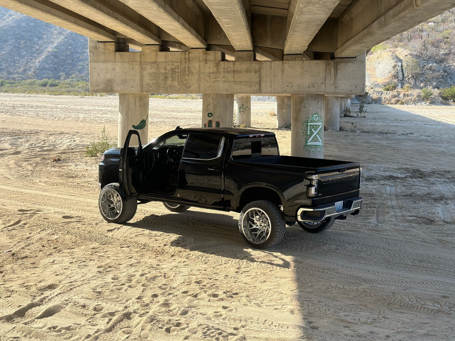 2020 Chevy Silverado 1500 with HornBlasters Conductor’s Special 844K Nightmare Edition train horn kit mounted underneath the truck