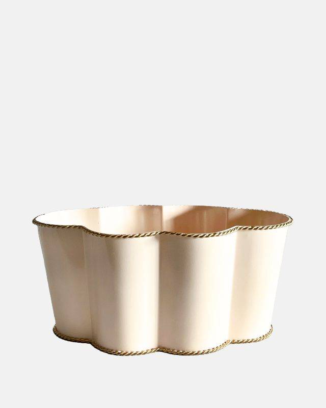 Product picture of the Tooka large scallop planter in soft rose.