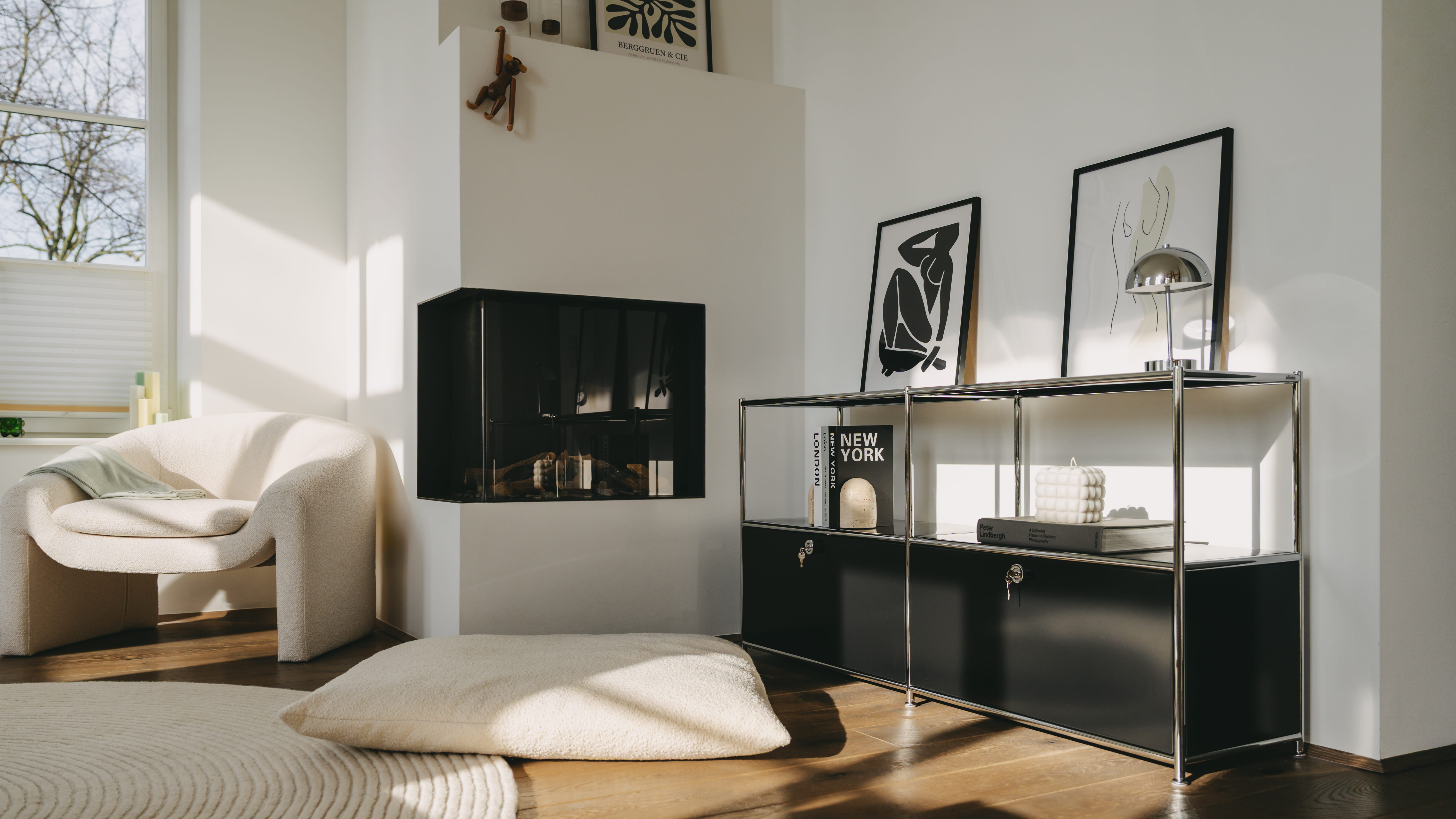 Schönes Wohnzimmer mit einem schwarzen Cubox Sideboard