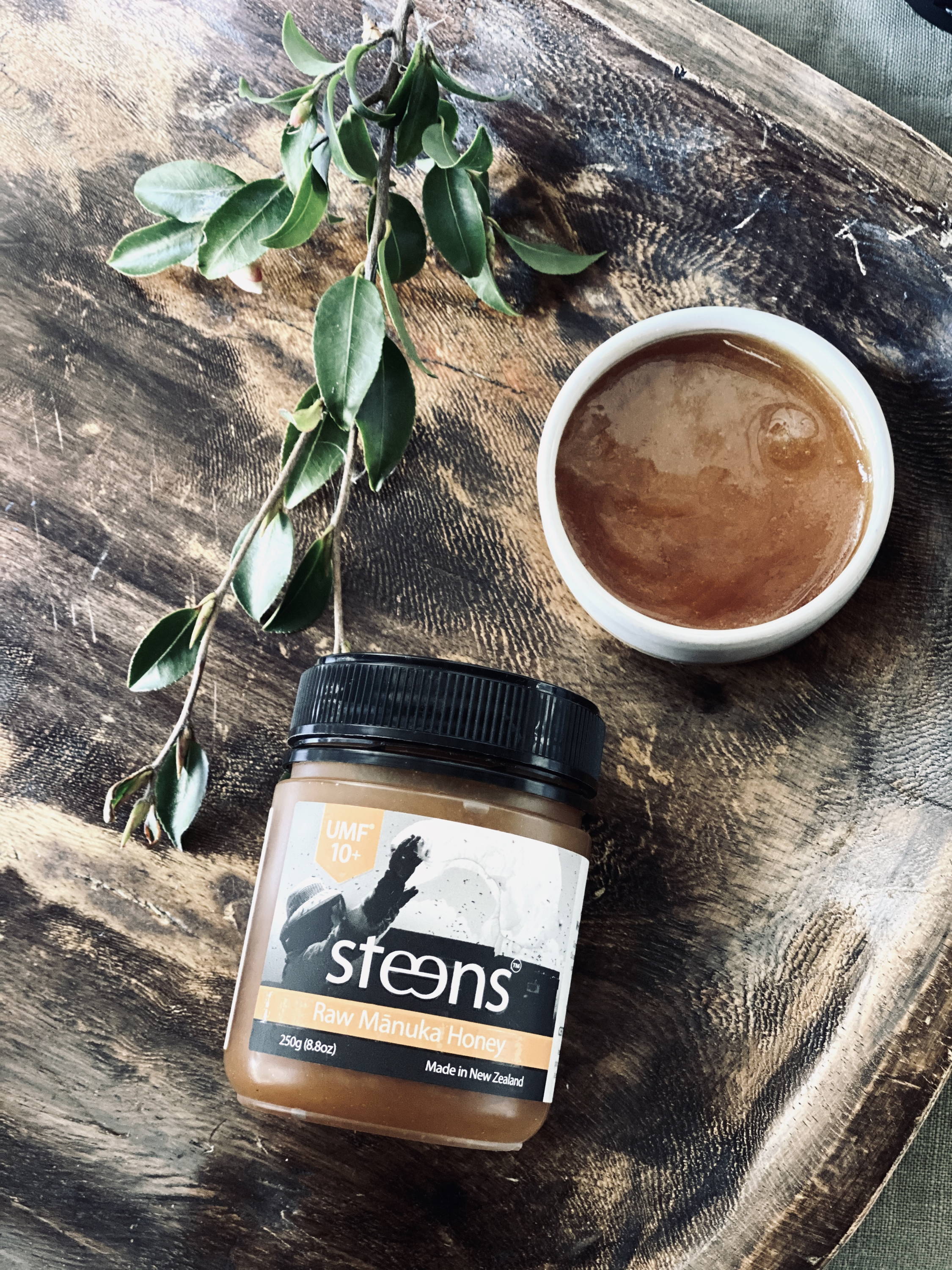 Steens Raw Manuka Honey jar UMF 10+ and dish of raw honey