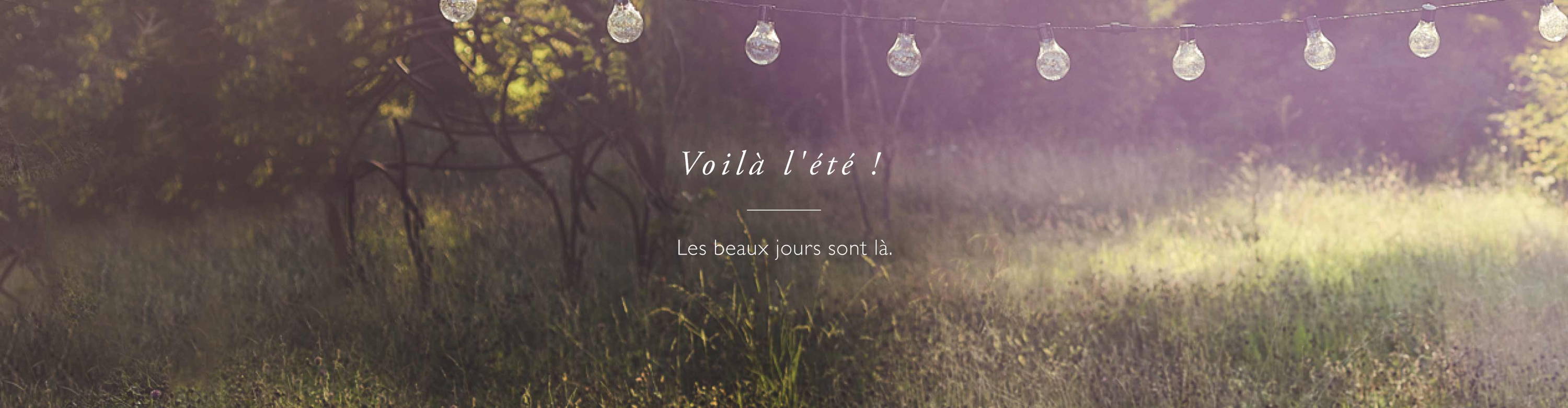 Lifestyle avec guirlande guinguette suspendue au-dessus d’une prairie.