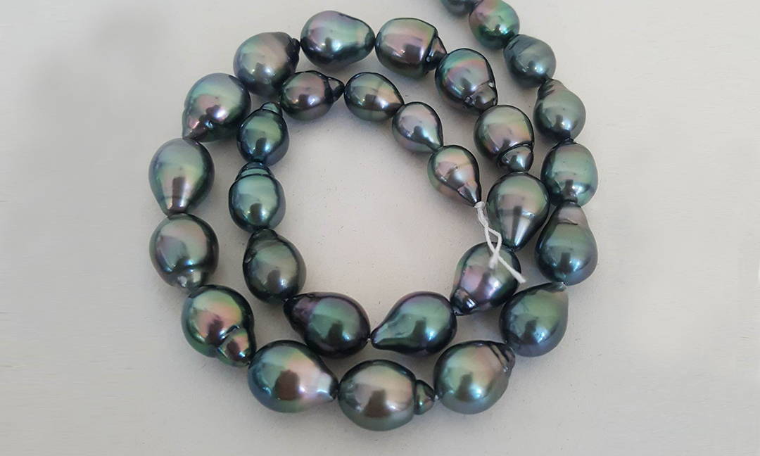 Pearl Shapes: Drop-Shape Tahitian Pearls