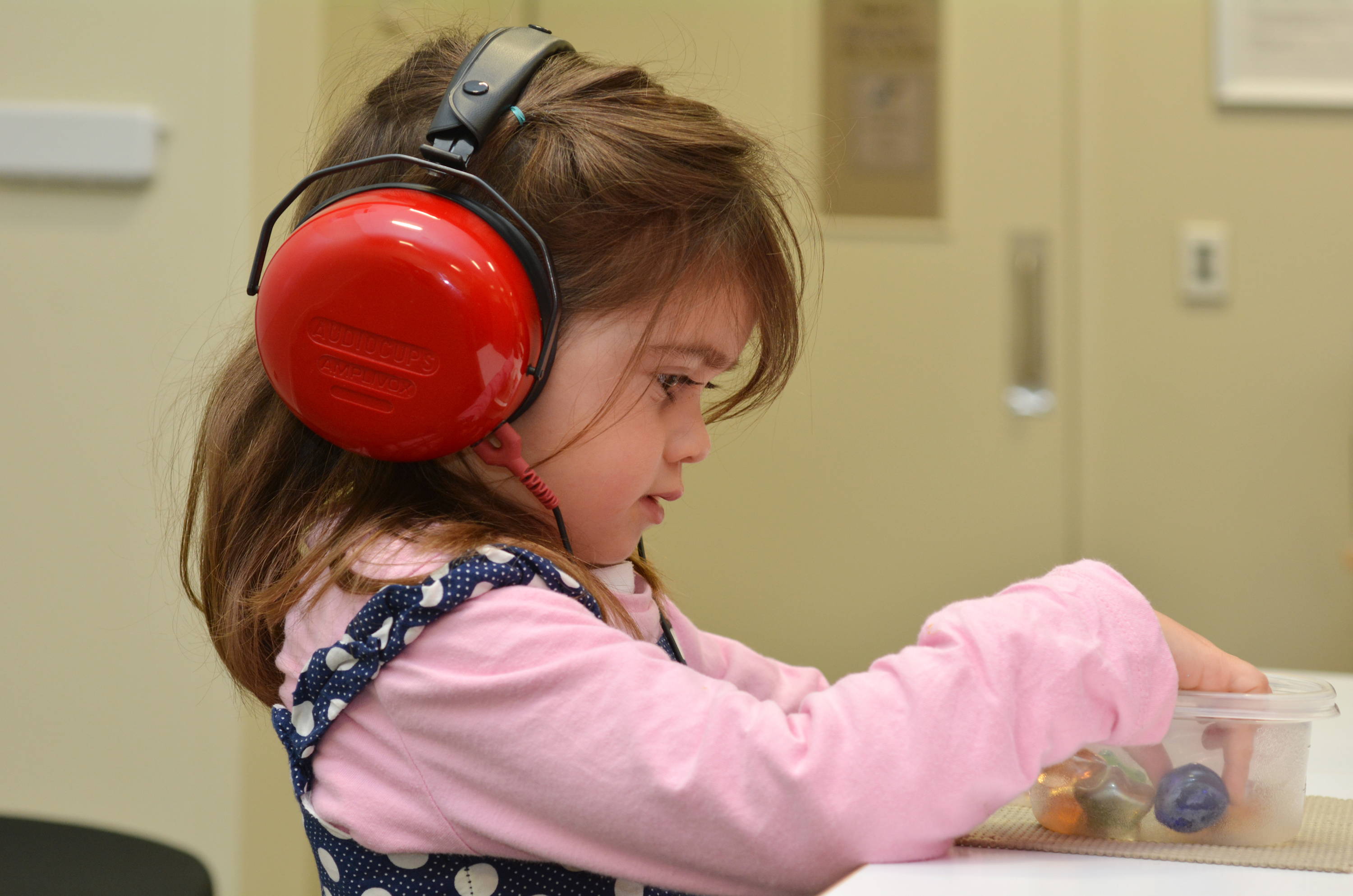 Слабослышащий рабочий. Глухие и слабослышащие дети. Дети с нарушением слуха.. Дошкольники с нарушением слуха. Реабилитация детей с нарушением слуха.