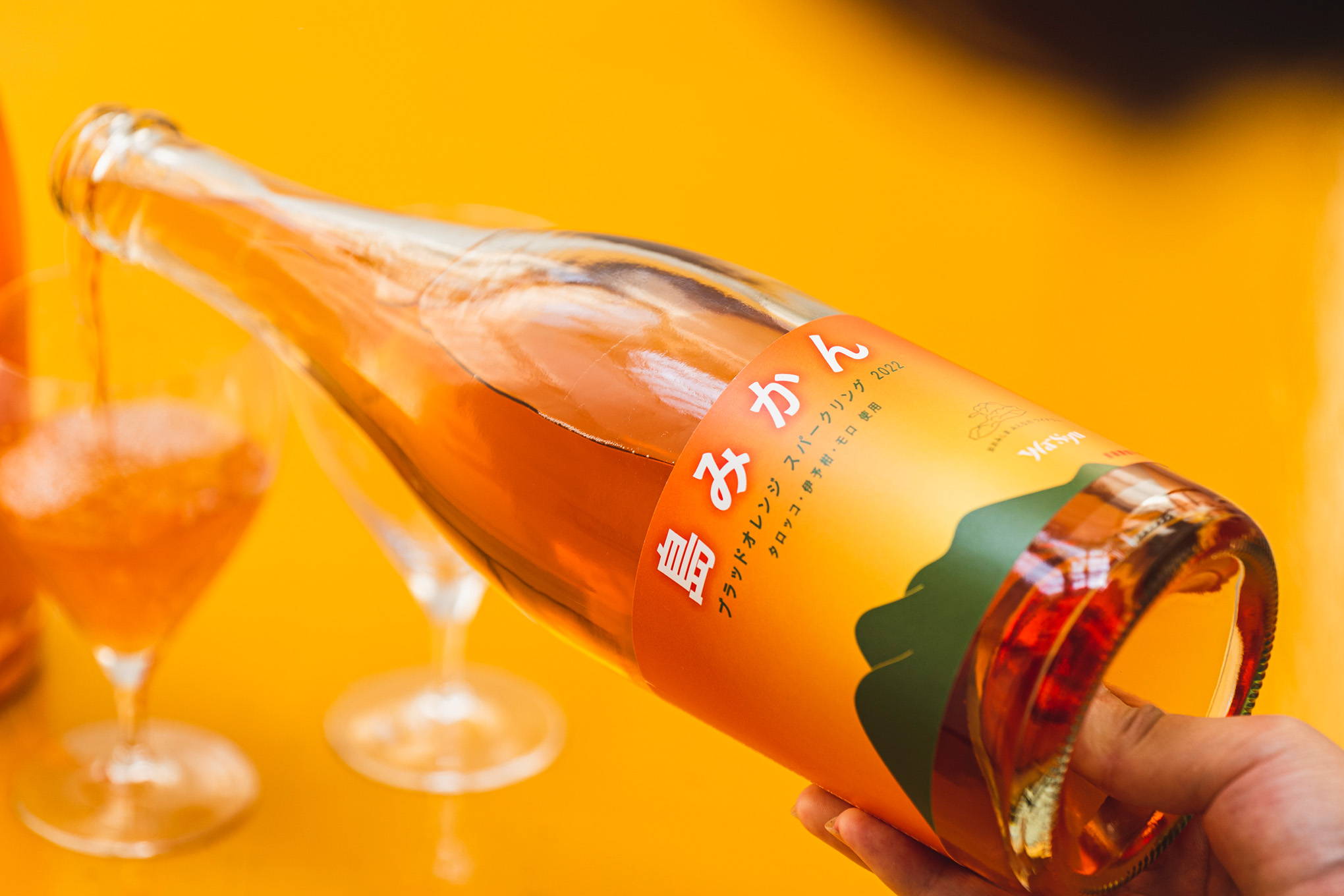 『大三島みんなのワイナリー』の醸造家・川田佑輔さんに、特別インタビュー。今回のコラボレーションは、珍しいブラッドオレンジのお酒！