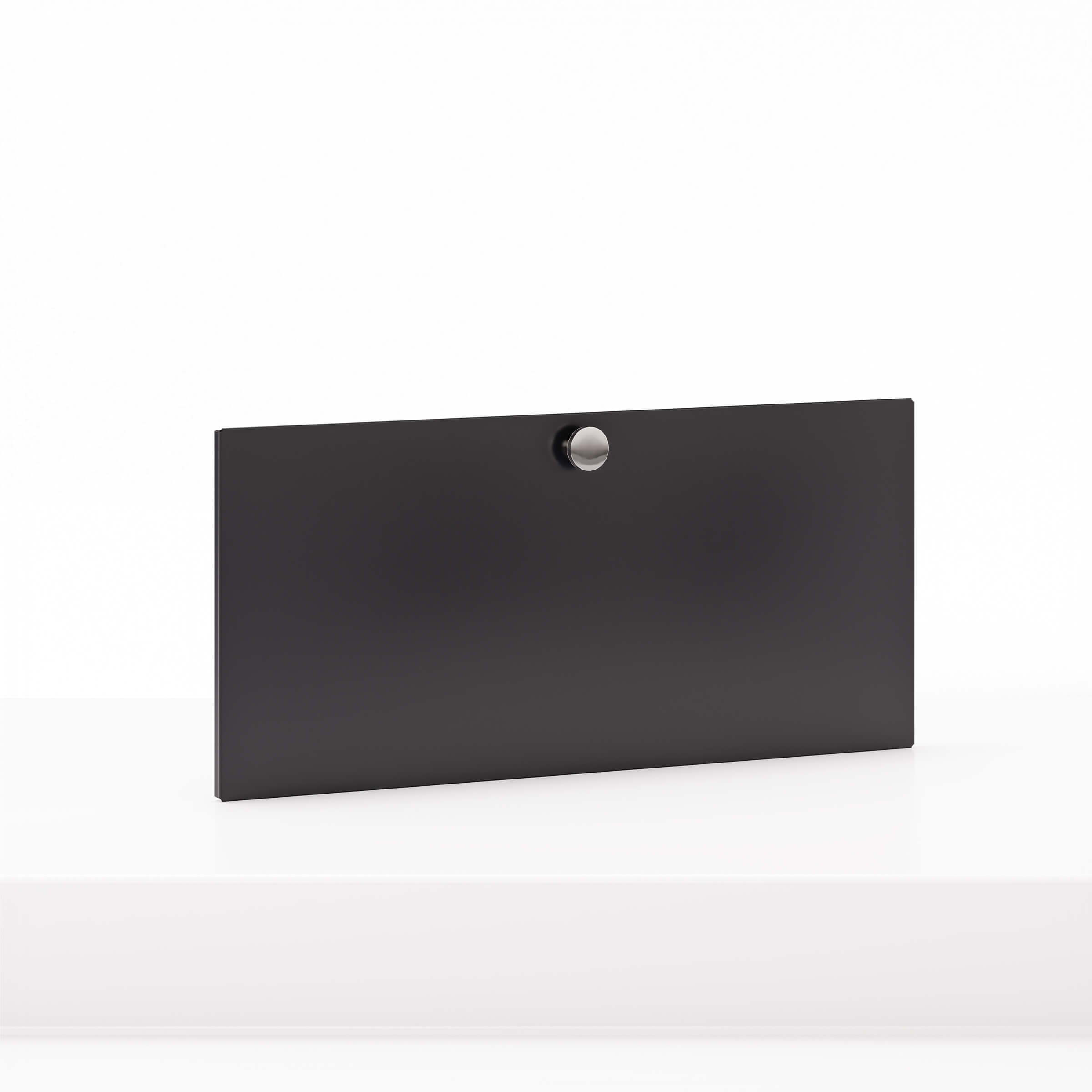 Die schwarze Klapptür der ofinto Cubox auf einem Podium 