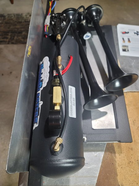 HornBlasters air tank and dual-trumpet horns assembled on workbench