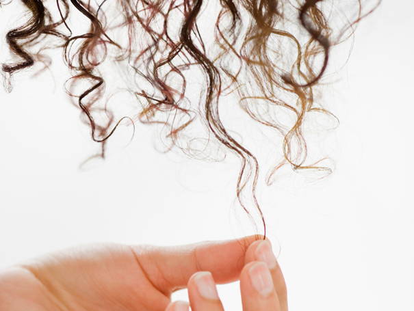 L'importance de la gelée capillaire pour les cheveux bouclés.