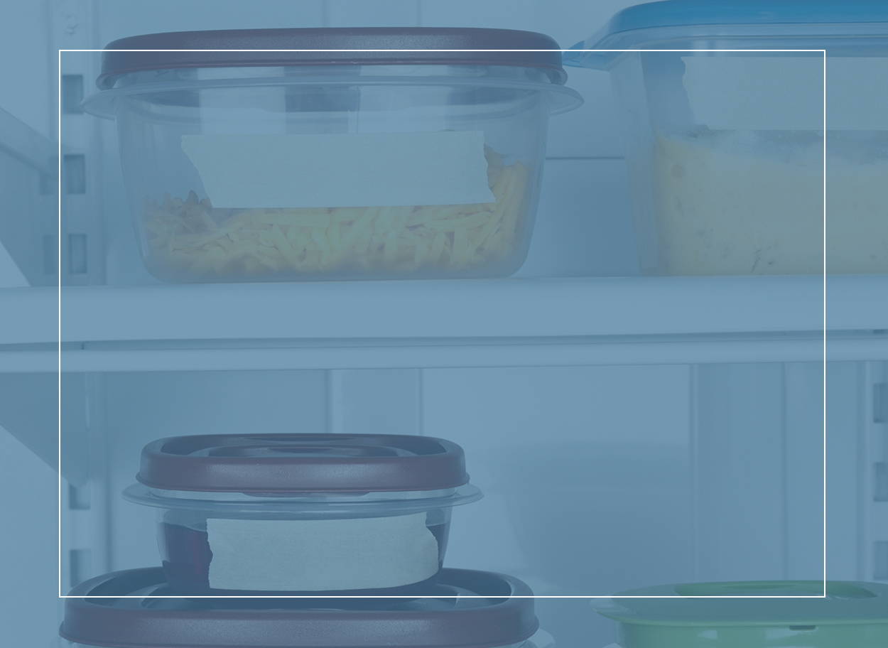 Nádoby na jedlo na polici chladničky. Alergie na potraviny sa dajú zvládnuť, ak zistíte, čo je vaším spúšťačom