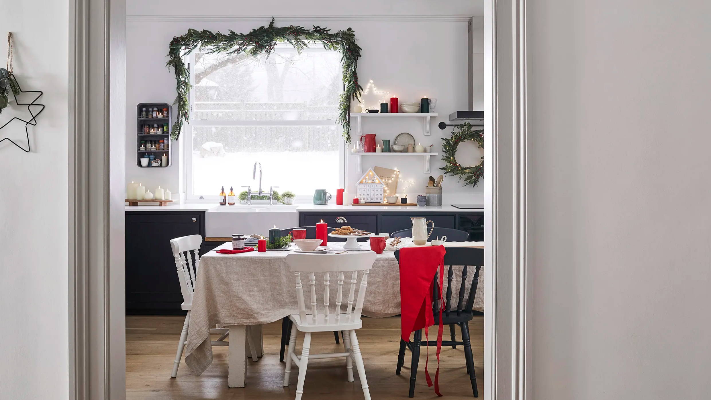 Cuisine inspiration Scandinave avec guirlande et couronne de noël et bougies TruGlow sur la table.