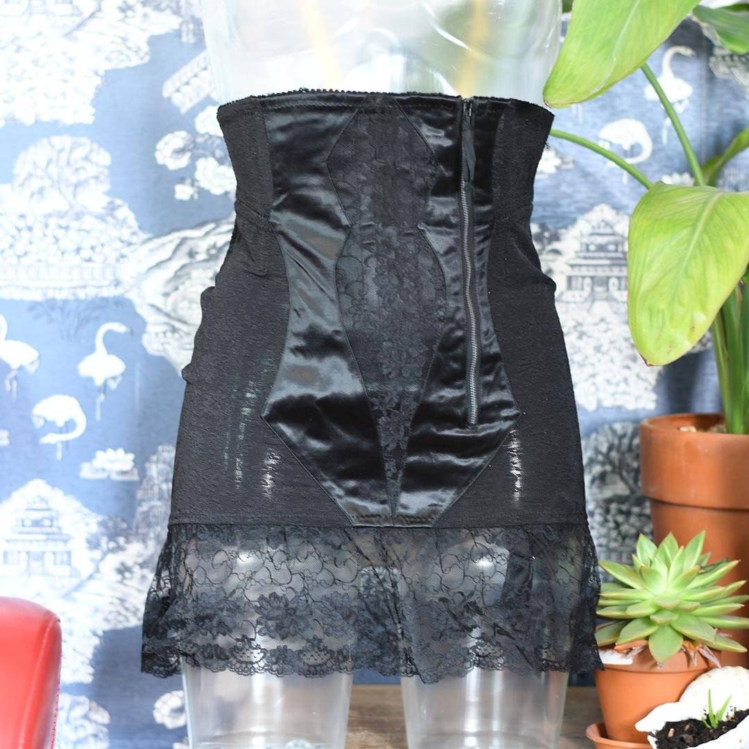 Vintage Lingerie: The Underbust Girdle by What Katie Did - What Katie Did