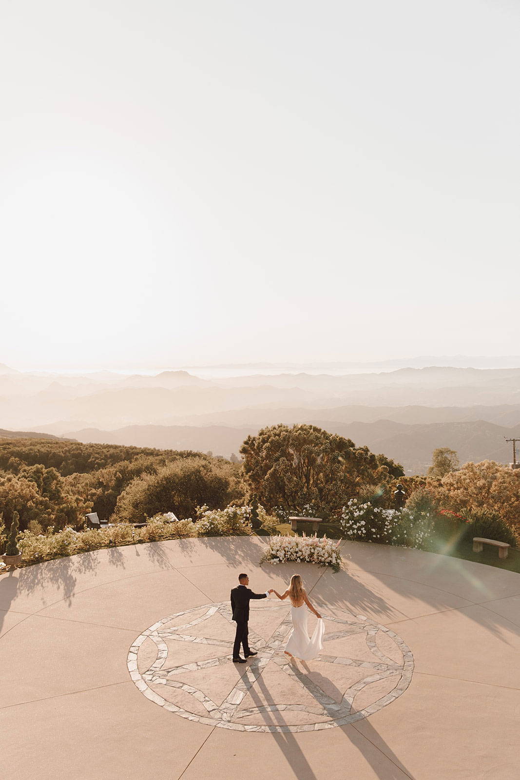 Novios de la mano en el lugar de la boda