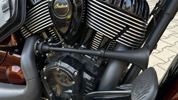 Sniper-Elektrohorn seitlich am Motor einer Indian Chief Dark Horse montiert