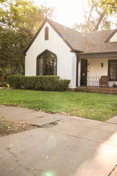 Exterior of the airbnb in Chico  used on the photoshoot.