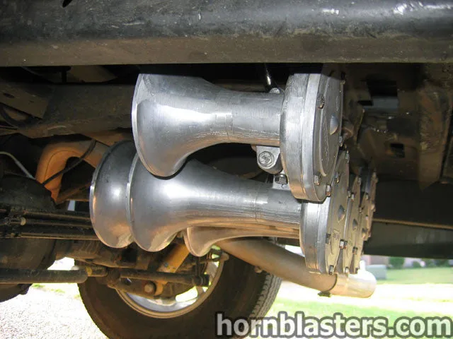 Rear quarter or cargo-area view of Andy's 2007 Avalanche with onboard air and Nathan AirChime K5LA components, gallery photo 4