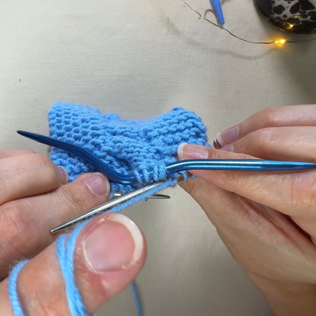 Einen rechtsgeneigten Zopf stricken: Schritt 3.