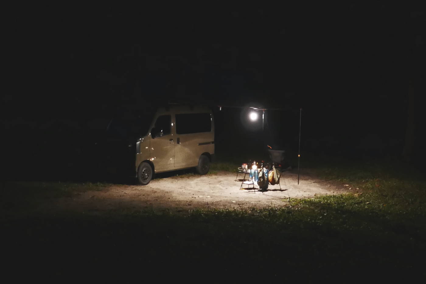 夜を迎えたキャンプ上で車中泊