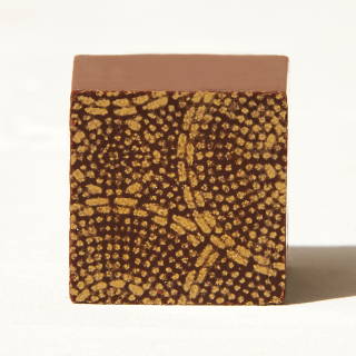 Corn-Macadamie Praline bonbon