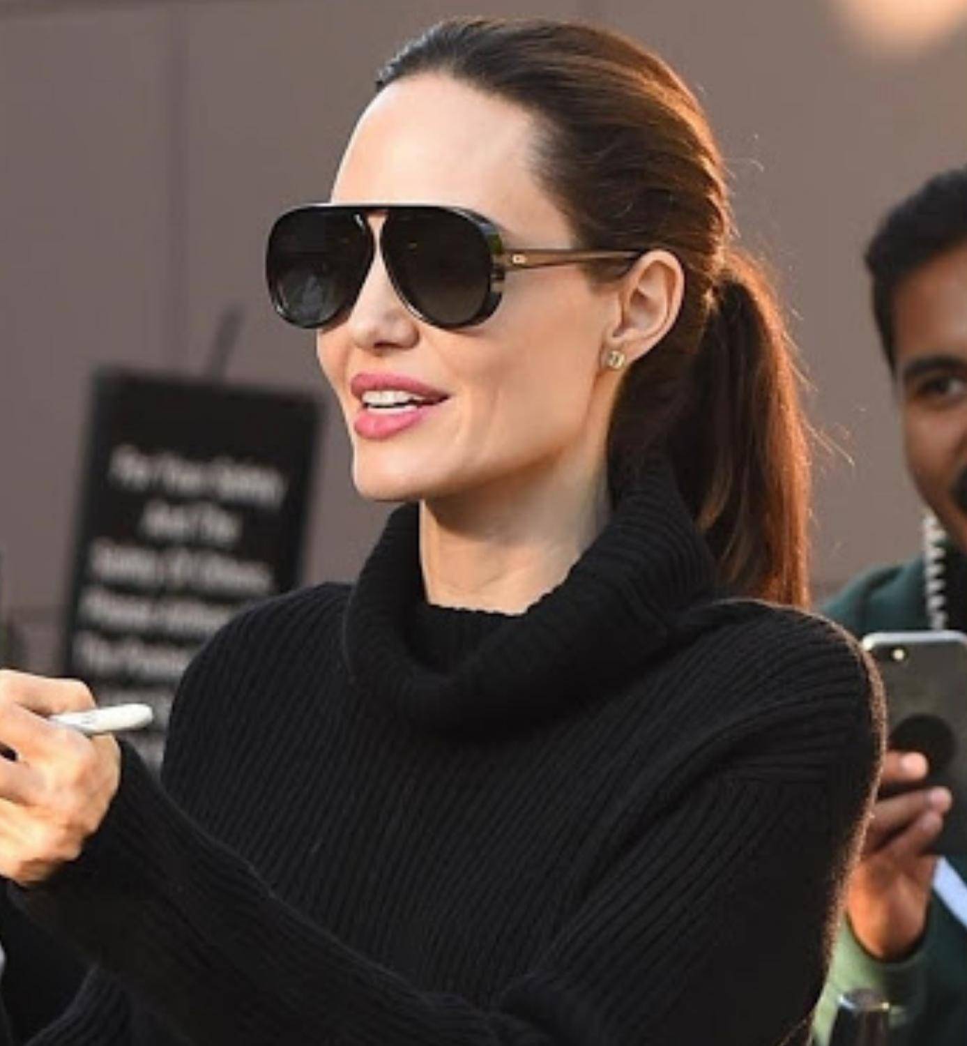 Angelina Jolie portant des lunettes de soleil aviateur