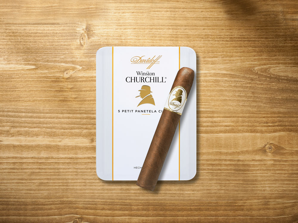 Die Davidoff Winston Churchill «The Original Series» Petit-Panetela-Zigarre auf ihrer geschlossenen Dose liegend.