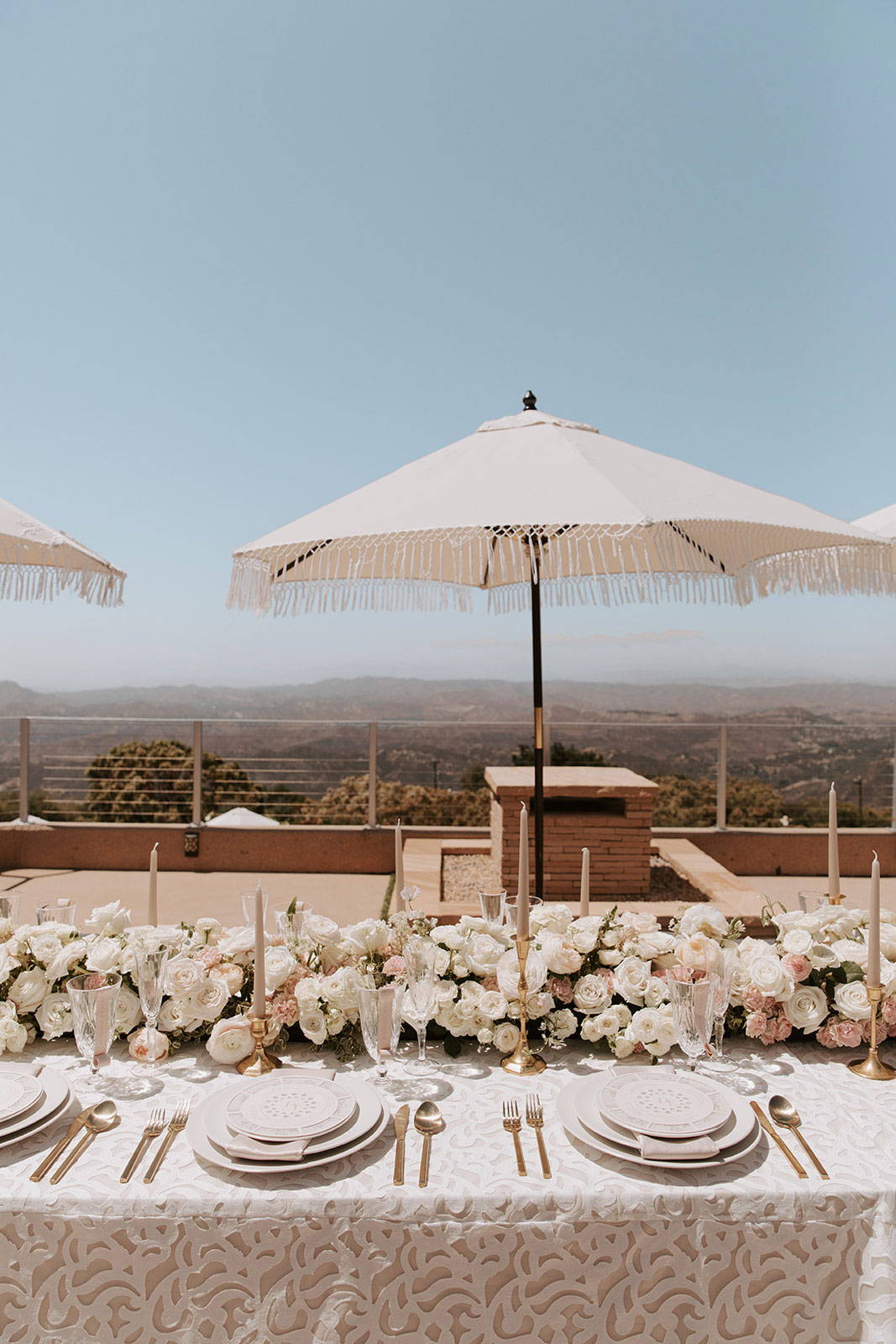 Disposition des tables de mariage pour la réception avec parapluies