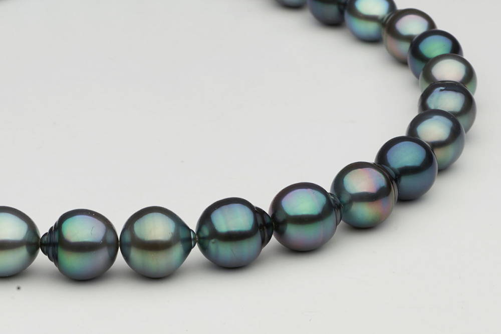 Pearl Colors: Blue Overtone Tahitian Pearls