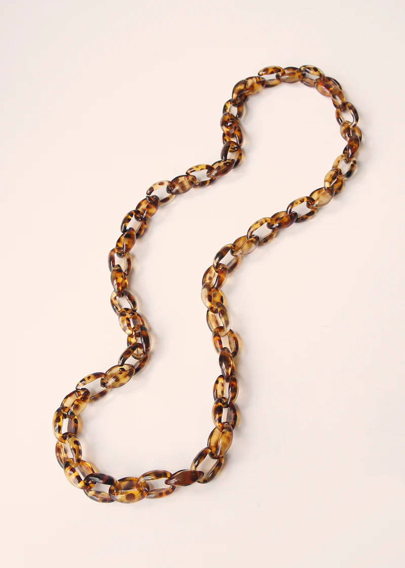 A chunky, tortoiseshell interlocking chain necklace 