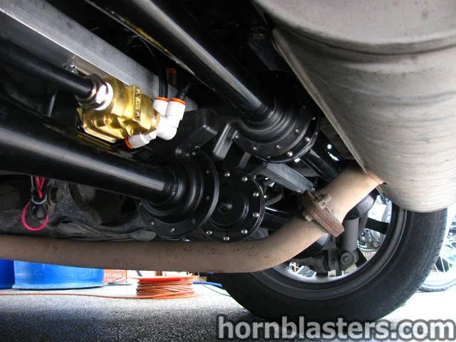 Close-up black horn trumpets brass solenoid white air lines Raymond's 2004 Toyota RAV4 Conductor's Special 844K gallery photo 7