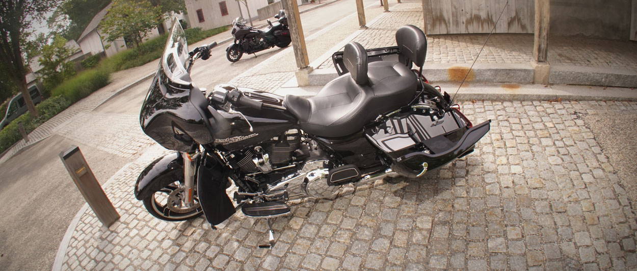 Harley Davison Ultra Glide with RYT-There Shelf and Finisher Kit