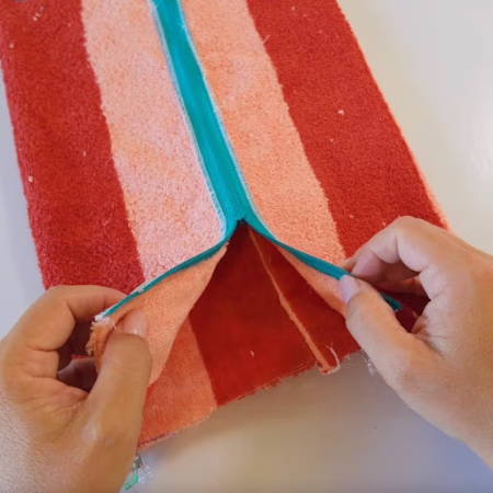Bag folded with zipper in the middle, opening the zipper before you sew