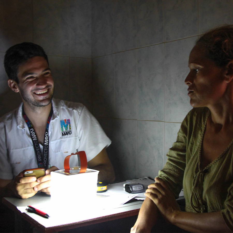 Proyecto Mayo using lights to help woman.