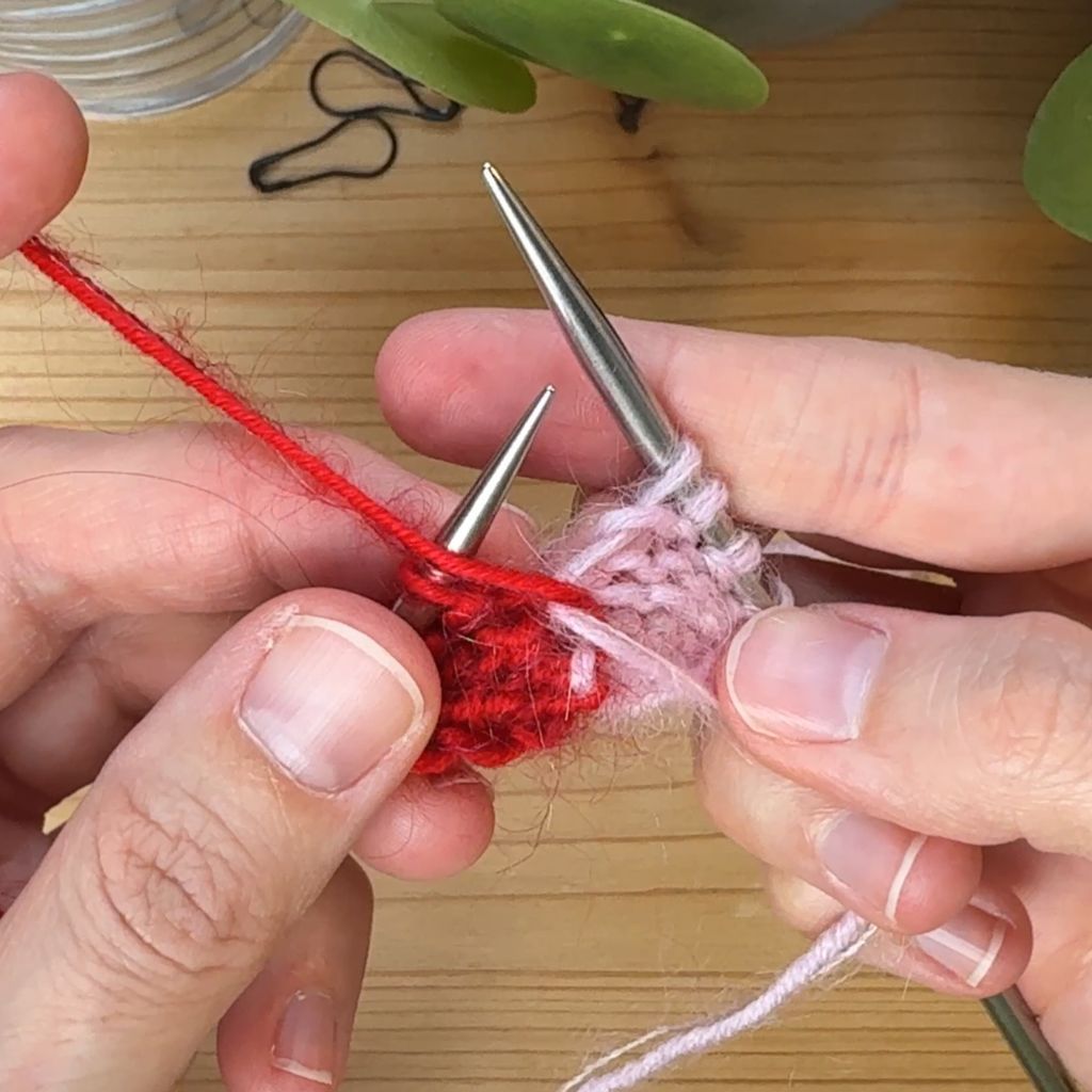 Farbwechsel stricken. Schritt 3. Halte den alten Faden mit der rechten Hand fest.