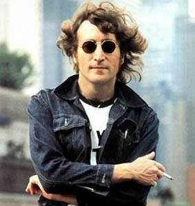 John Lennon porte des lunettes de soleil rondes rétro emblématiques avec une chemise blanche et une veste en jean tenant une cigarette