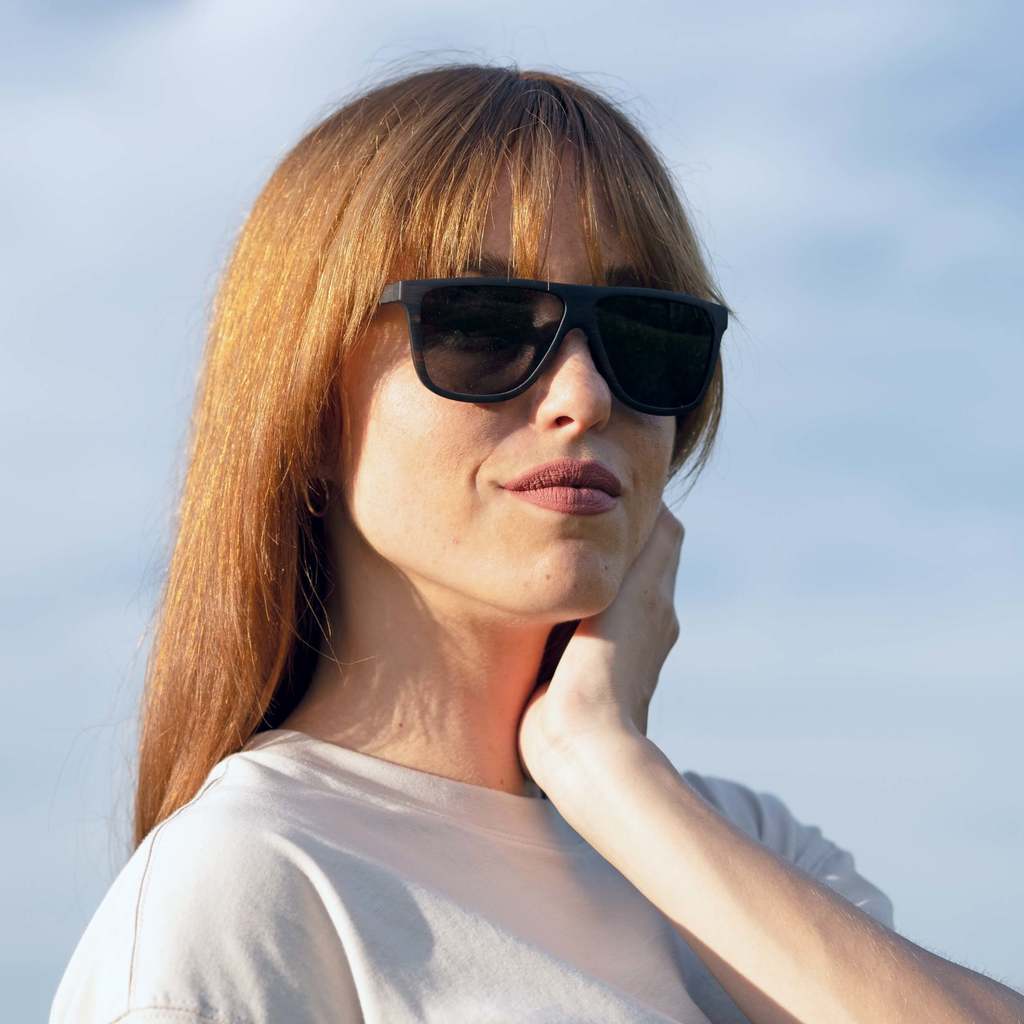 Femme au visage ovale portant des lunettes de soleil Shade, D-squared