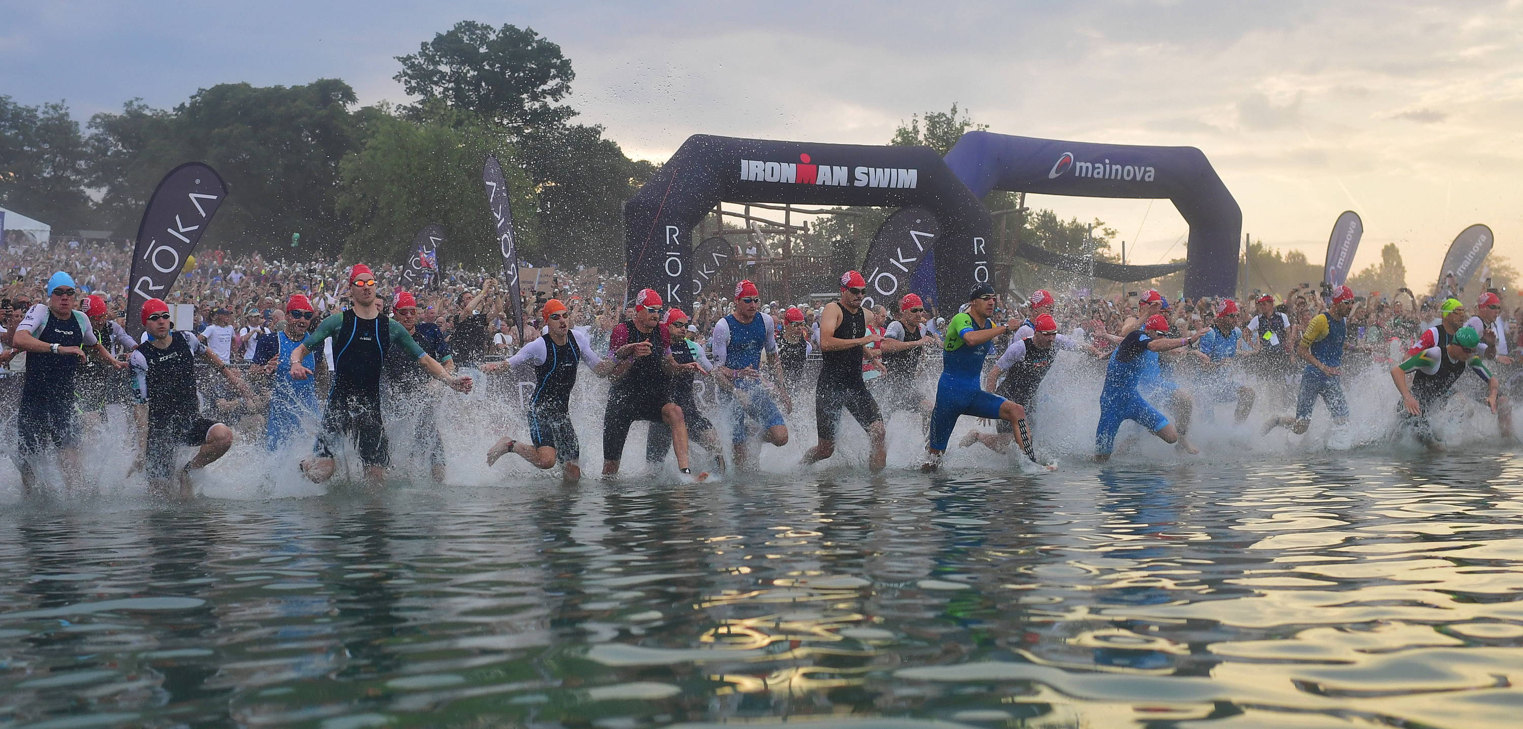 Der Start der Profimänner in die 3,8 Kilometer lange Schwimmstrecke beim IRONMAN Frankfurt European Championship 2026.