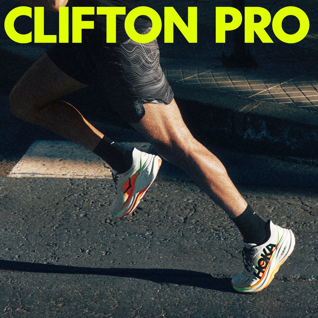 Actionbild eines Läufers, welcher den Hoka Clifton Pro trägt.