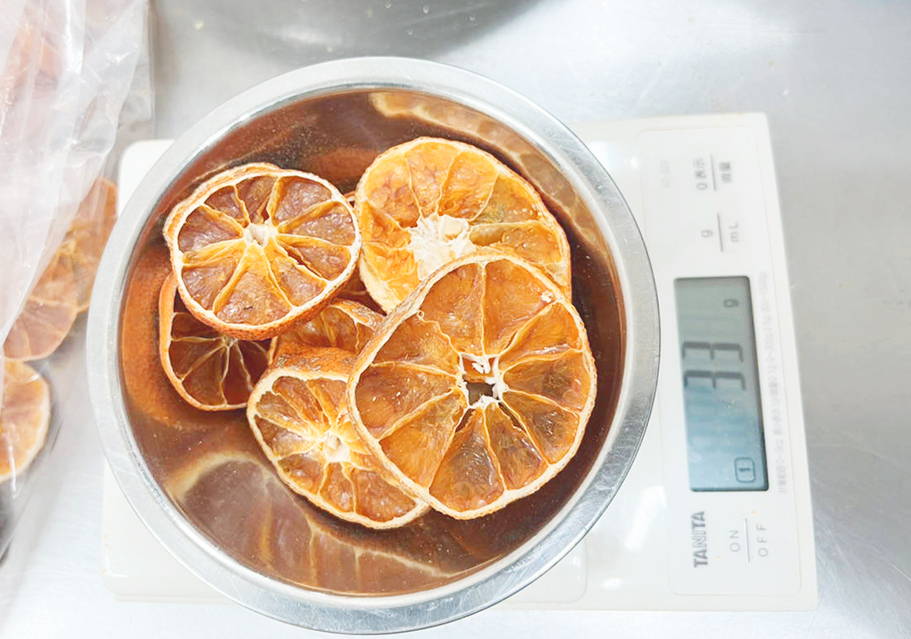 廃棄されるはずの規格外オレンジが工場でドライフルーツに！