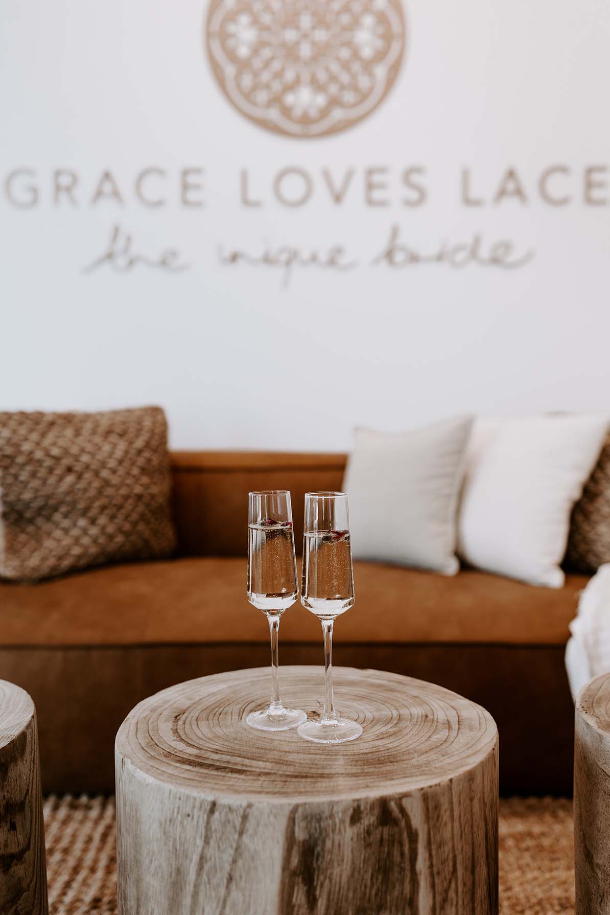 Deux coupes de champagne sur un tabouret