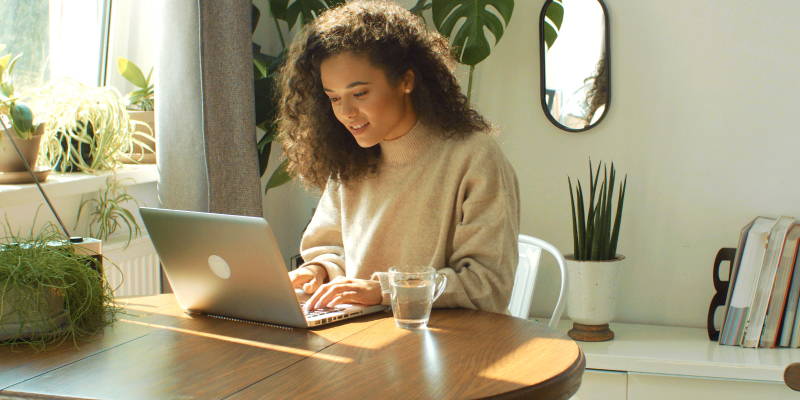Giovane donna che lavora al computer portatile