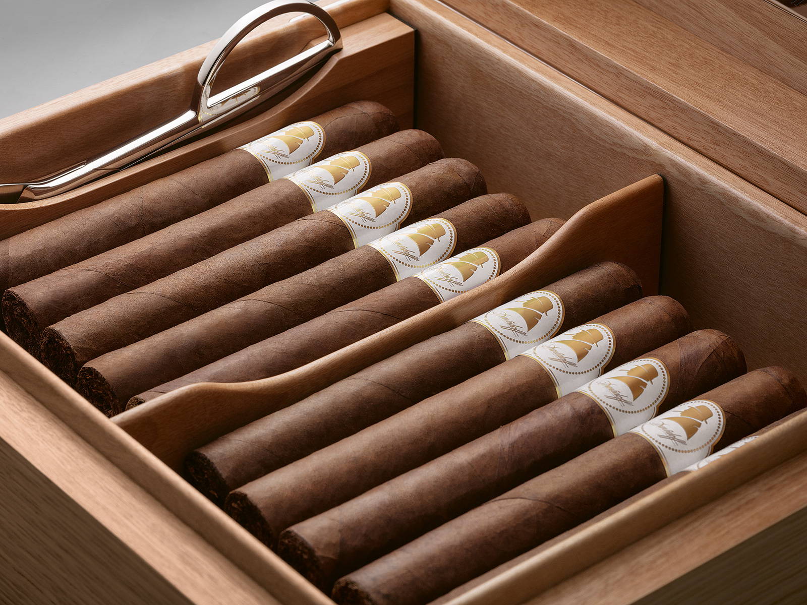 Der geöffnete Davidoff Winston Churchill Primos Humidor gefüllt mit «The Original Series» Zigarren.