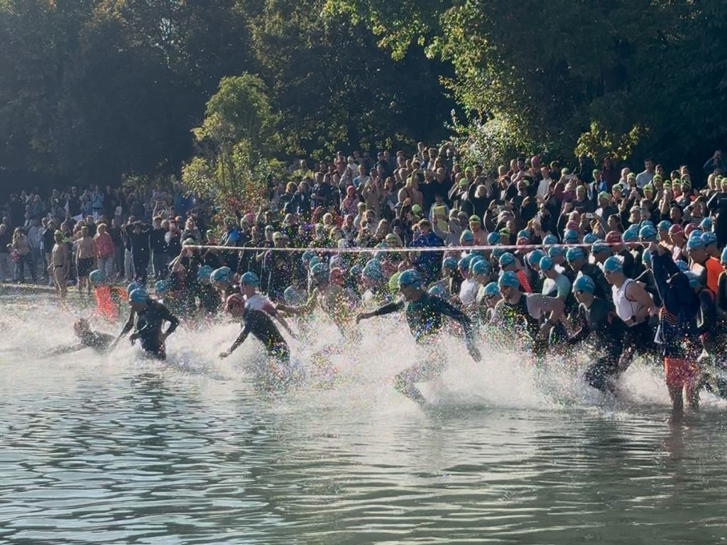Athleten beim Schwimmstart des triathlon.de CUP Königsbrunn 2026.