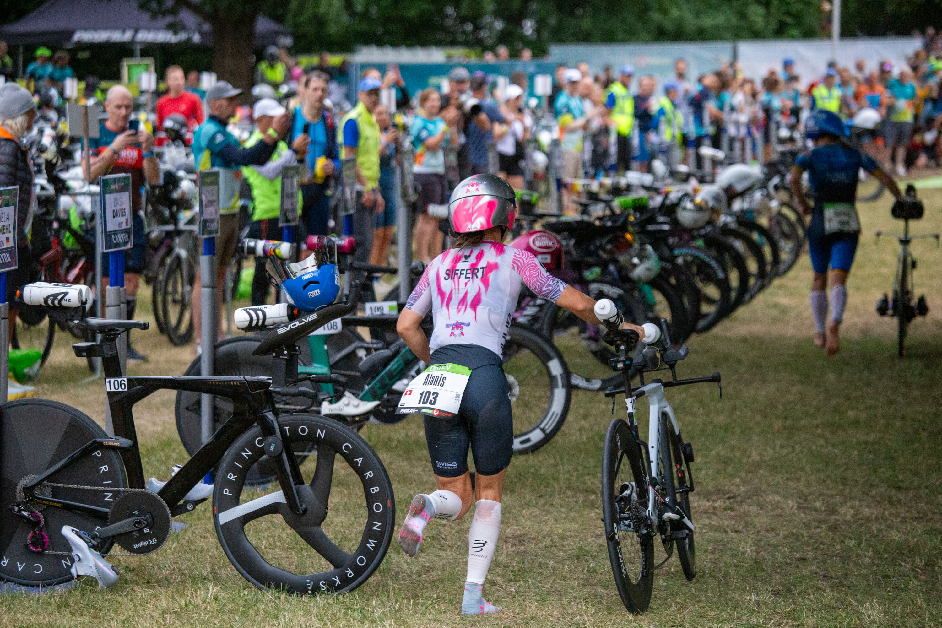 Alanis Siffert mit ihrem Rad auf dem Weg aus der Wechselzone.