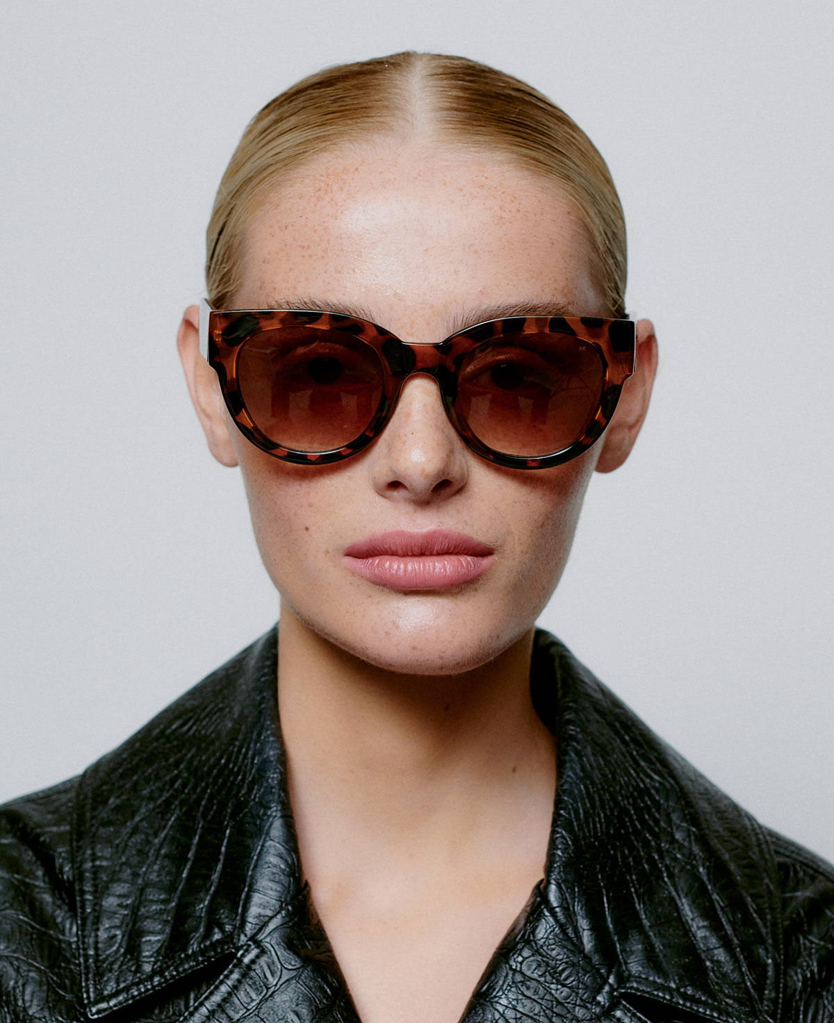 A picture of a model wearing the A.Kjaerbede Lilly sunglasses in Havana.