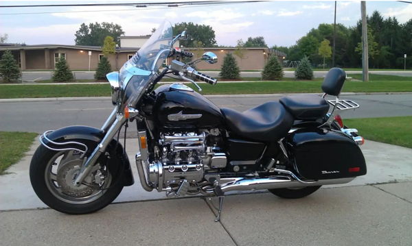Motorcycle installed with airhorn