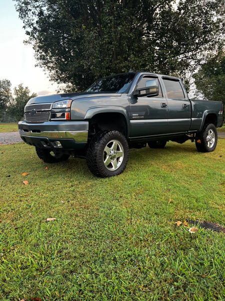 Side front three-quarter view of Kevin's gray 2007 Chevy Silverado Classic 2500HD on grass, install photo 2
