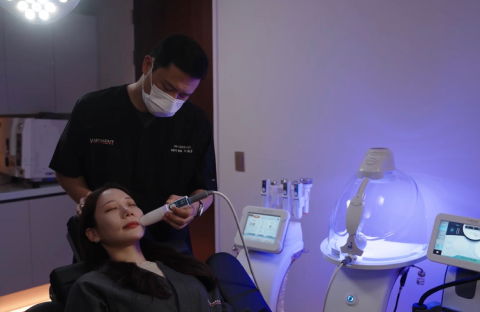 Prejuvenation Aesthetic Treatment In Progress At Vmoment Clinic, Showcasing Preventive Injectable Care