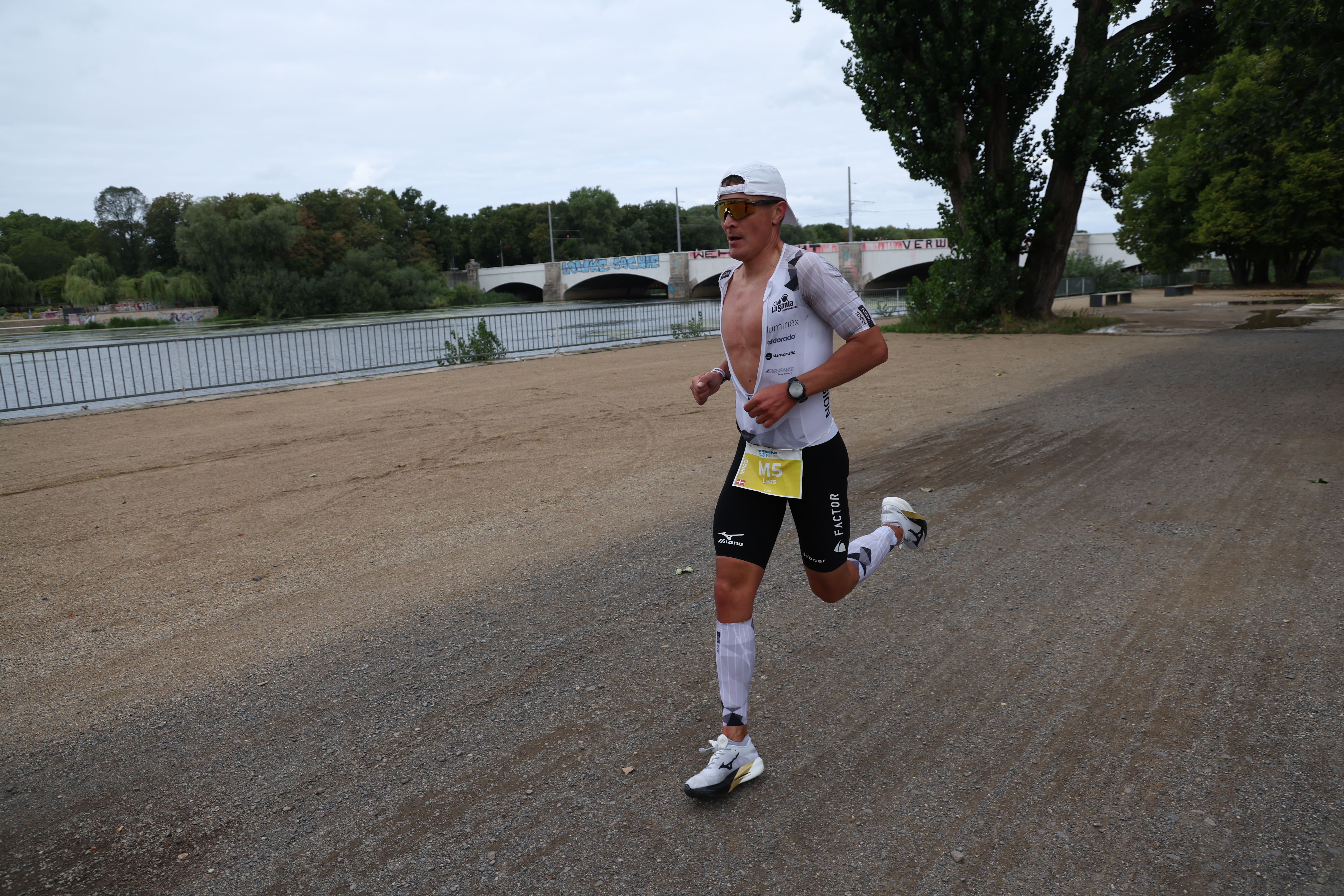 Ein Triathlet auf der Laufstrecke beim IRONMAN 70.3 Leipzig 2026.