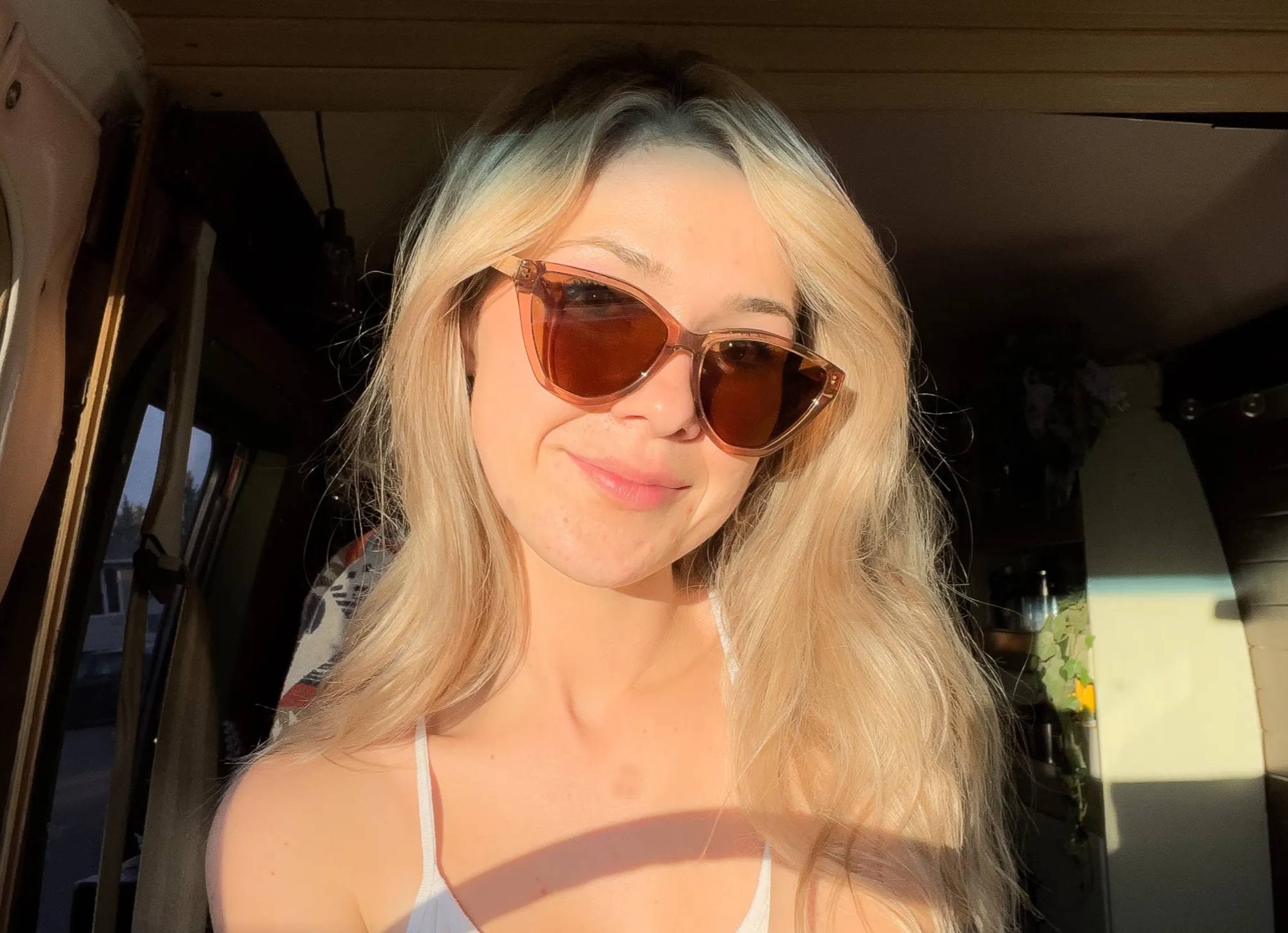 femme blonde portant des lunettes de soleil